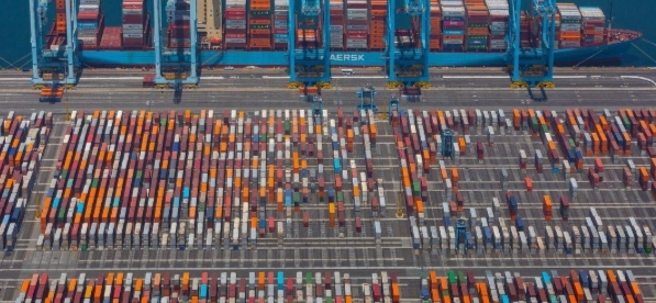 سفينة كهربائية جديدة تمهد لتحول في الشحن البحري العالمي