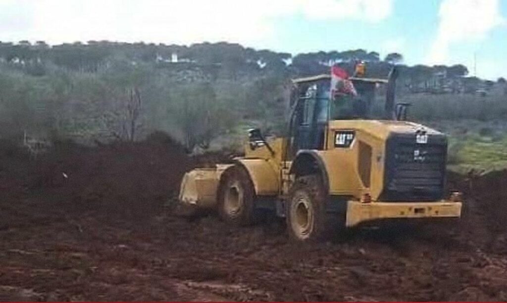 الجيش اللبناني يشيد ساترًا ترابيًّا عند المسلك المتقدم عليه دبابات الاحتلال شمال تلة الحمّامص