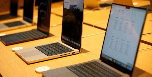 ماك بوك برو من “أبل” بشاشة لمس وواجهة تفاعلية علوية مع تجربة هجينة قادمة في 2026