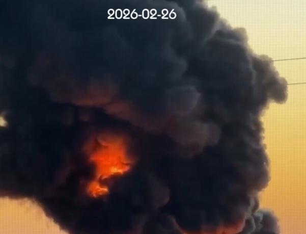 اندلاع حريق كبير في مجمع صناعي بمدينة عبادان جنوب إيران