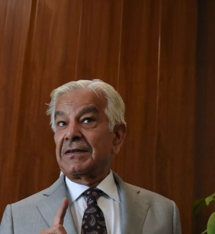 وزير الدفاع الباكستاني: نفد صبرنا وسنخوض “حربًا مفتوحة” ضد “التهديد إرهابي” من أفغانستان