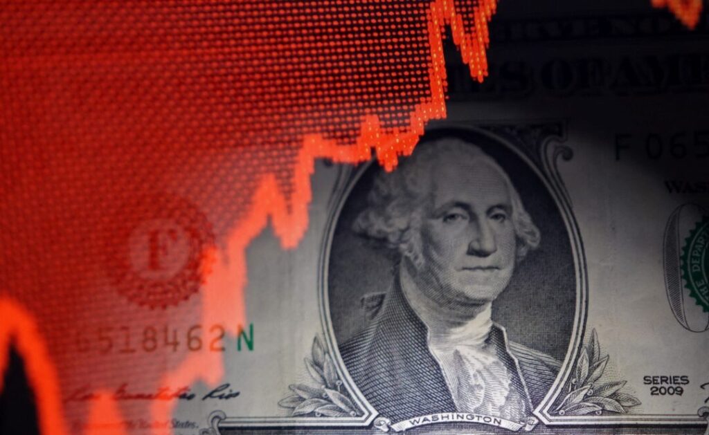 الدولار يسجل أقوى أداء أسبوعي في 4 أشهر