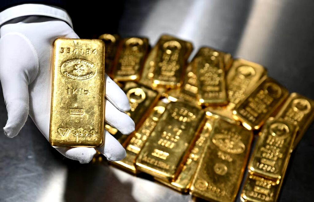 الذهب يتراجع من ذروة 3 أسابيع بفعل صعود الدولار