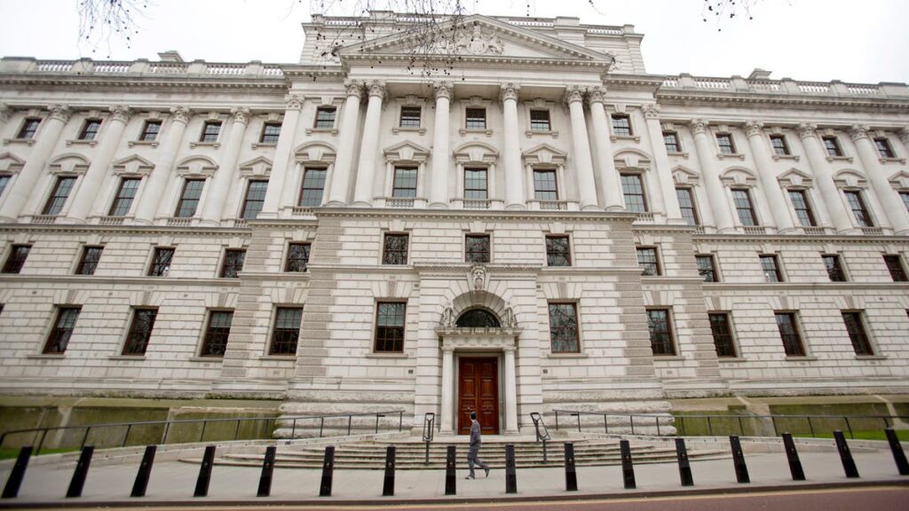 بريطانيا تحقق وفورات بمليارات مع تراجع تكلفة الدين