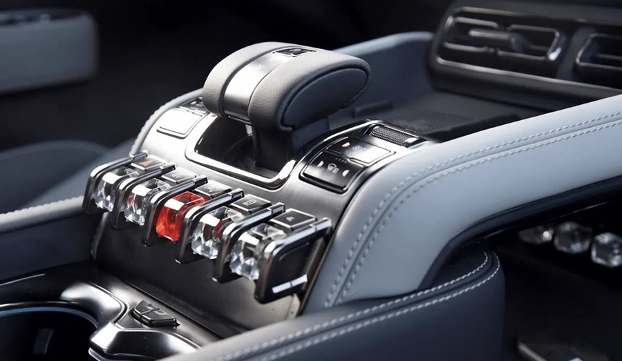 الصين تدرس إلزام السيارات بعودة الأزرار التقليدية