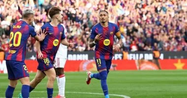 رافينيا يقود برشلونة لفوز ساحق على إشبيلية 5-2 مع عودة جافي