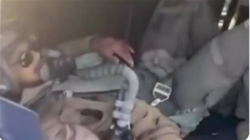 ضابط كويتي يشهر سلاحه في وجه طيار أمريكي ويضعه في حقيبة سيارة بعد إسقاط مقاتلته