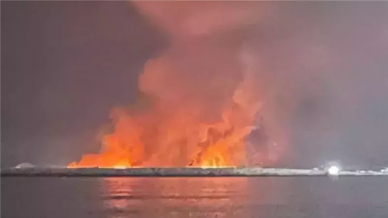 إعلام إيراني: احتراق زوارق في ميناء لنجة بعد قصف يُنسب لإسرائيل