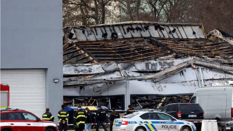 احتجاجات غاضبة في التشيك.. متظاهرون يشعلون النار في شركة أسلحة إسرائيلية رفضًا للحرب في غزة