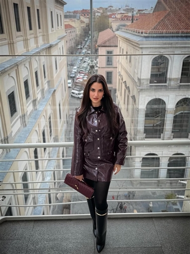 الفنانة التونسية درة تقضي إجازتها في إسبانيا مع زوجها وتستمتع بمعارض اللوحات الفنية