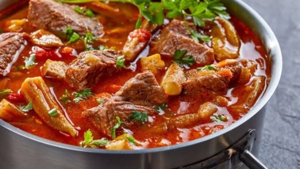 طريقة عمل طاجن البامية باللحمة.. وصفة تقليدية بمذاق شرقي