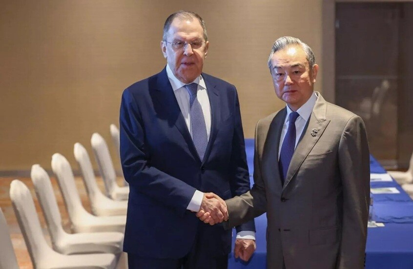 لافروف ووانغ يي يرفضان الإطاحة بالسلطات الشرعية ويؤكدان دعم الاستقرار حول إيران