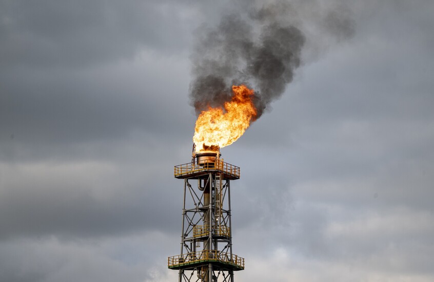 العراق يربط عودة إنتاج النفط بوقف الحرب