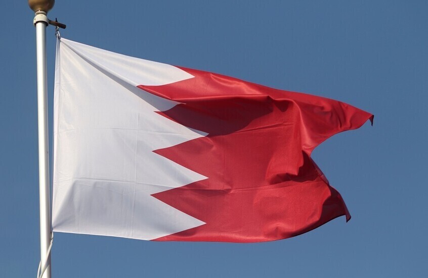 البحرين تعلن اعتراض صواريخ ومسيرات وحظر “الدرون”