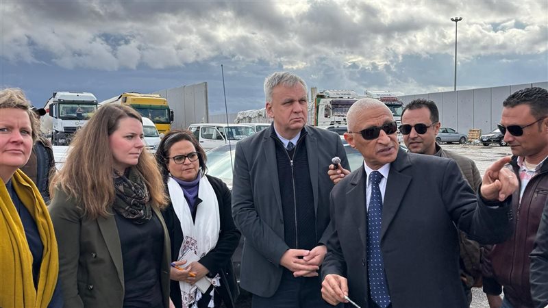 السفير الألماني يزور المركز اللوجستي للهلال الأحمر ومعبر رفح الحدودي