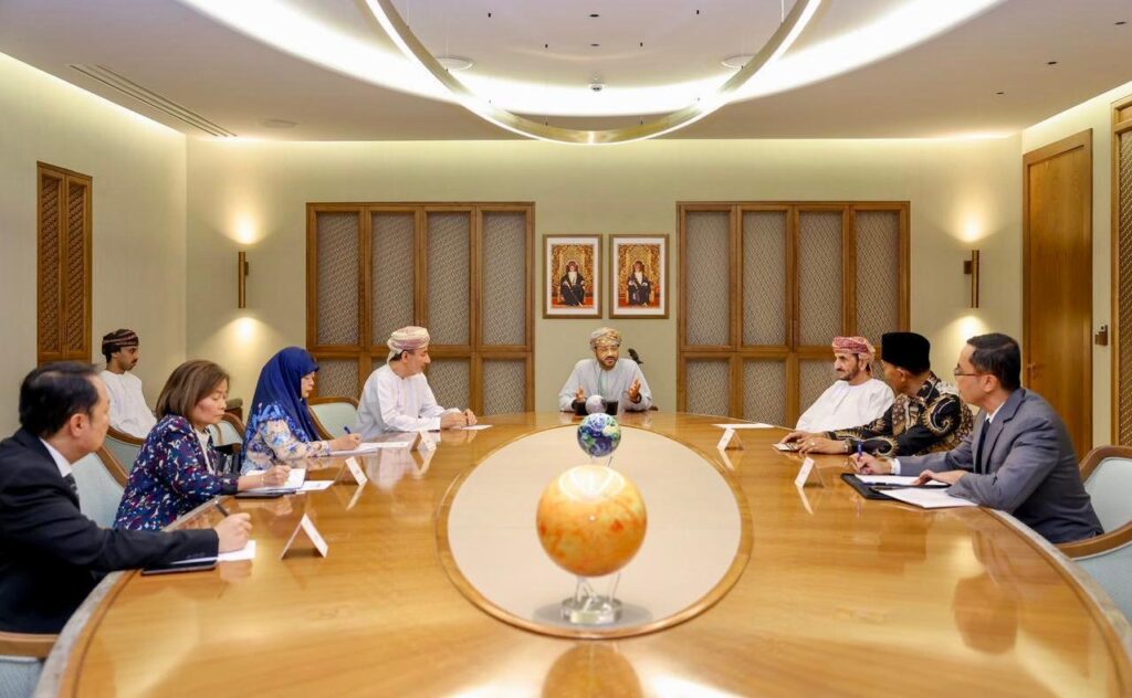 وزير الخارجية العُماني يبحث في مسقط مع سفراء “آسيا” تطورات الحرب وتداعياتها الإقليمية