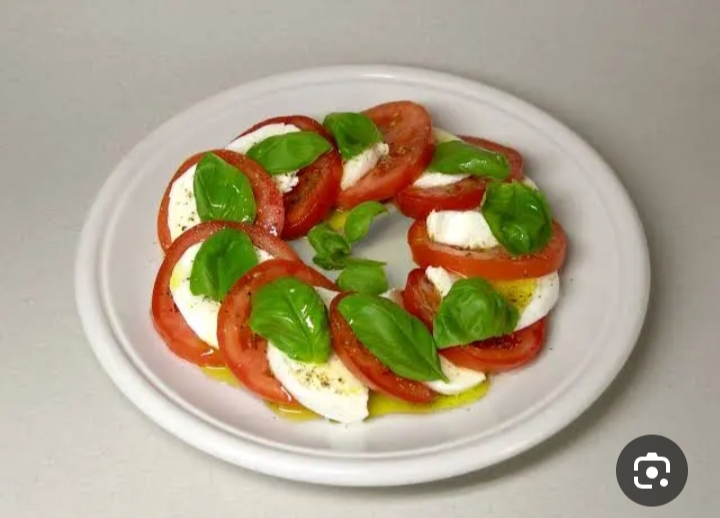 سلطة كابريزي الإيطالية.. وصفة صحية بنكهة المتوسط تجمع الطماطم والجبنة وزيت الزيتون