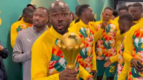 قائد منتخب السنغال يرفع كأس أمم إفريقيا احتفالاً رغم سحب اللقب