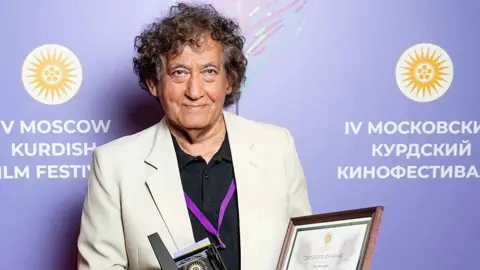 رحيل أحد رواد السينما الكردية.. وفاة المخرج العراقي مهدي أوميد عن 71 عاماً