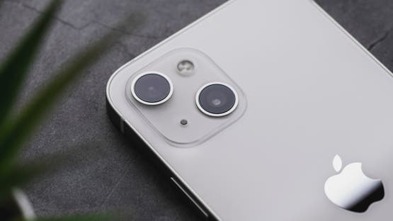 تسريبات آيفون فولد تكشف تصميمًا زجاجيًا لحماية الشاشة