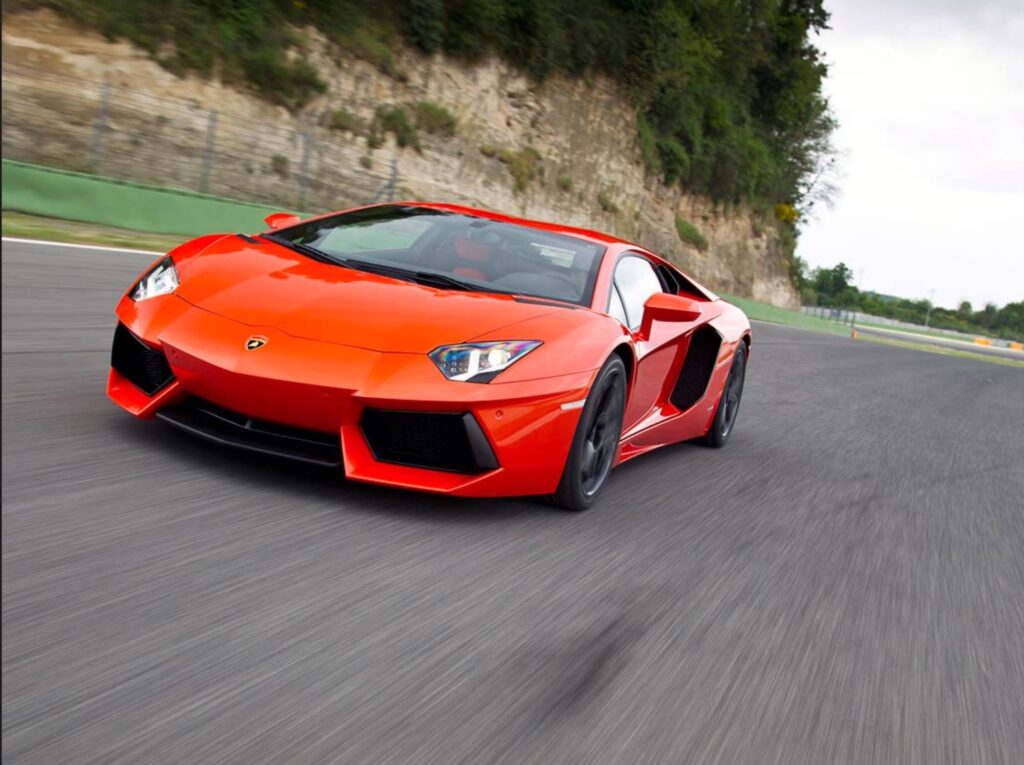 ميكانيكي يصلح لامبورجيني أفينتادور بقطعة فورد ويذهل الجميع