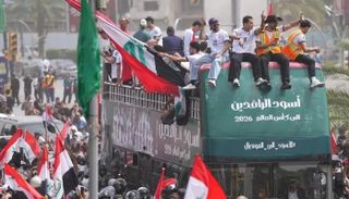 استقبال أسطوري في بغداد.. حافلة مكشوفة واحتفالات صاخبة لنجوم منتخب العراق