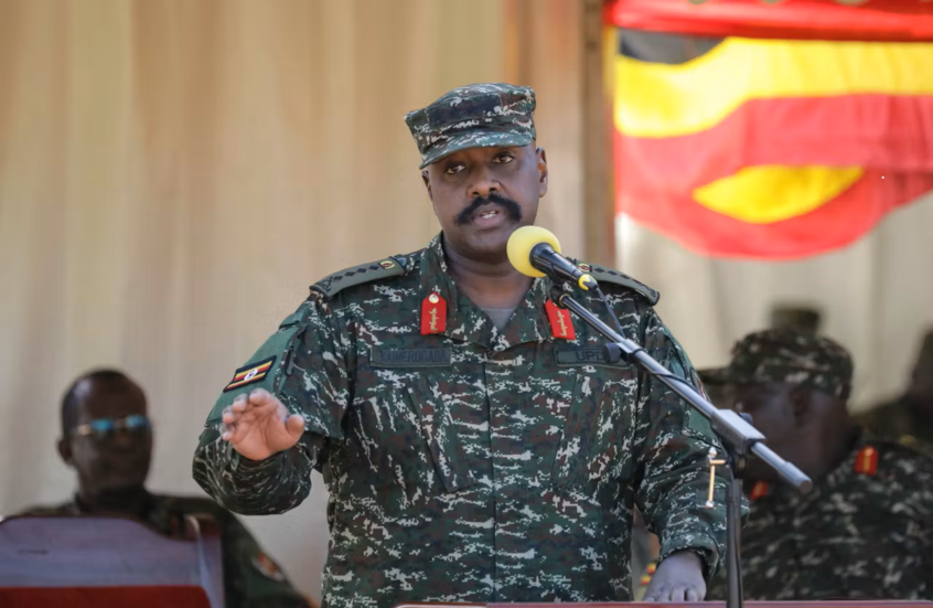قائد جيش أوغندا يثير جدلا بعرض عسكري