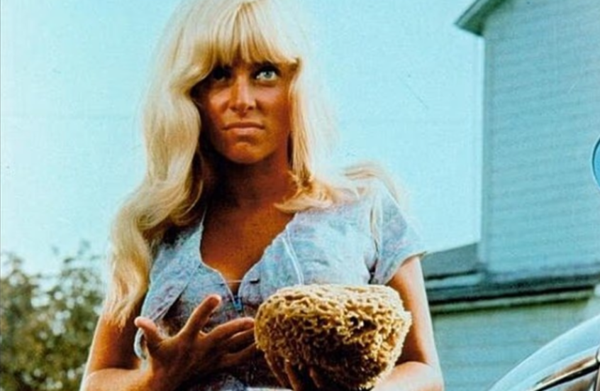 وفاة جوي هارمون أيقونة الستينيات الشقراء التي خطفت الأنظار في “غسيل السيارات”