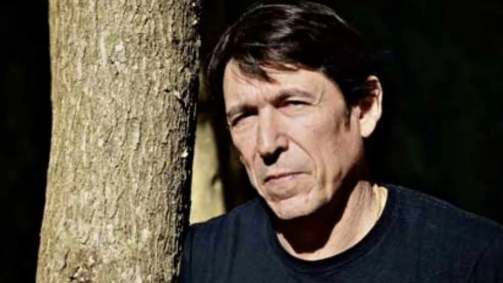 الفنان المغربي مالك بالعربي يعود إلى الساحة الموسيقية بعد صمت فني طويل