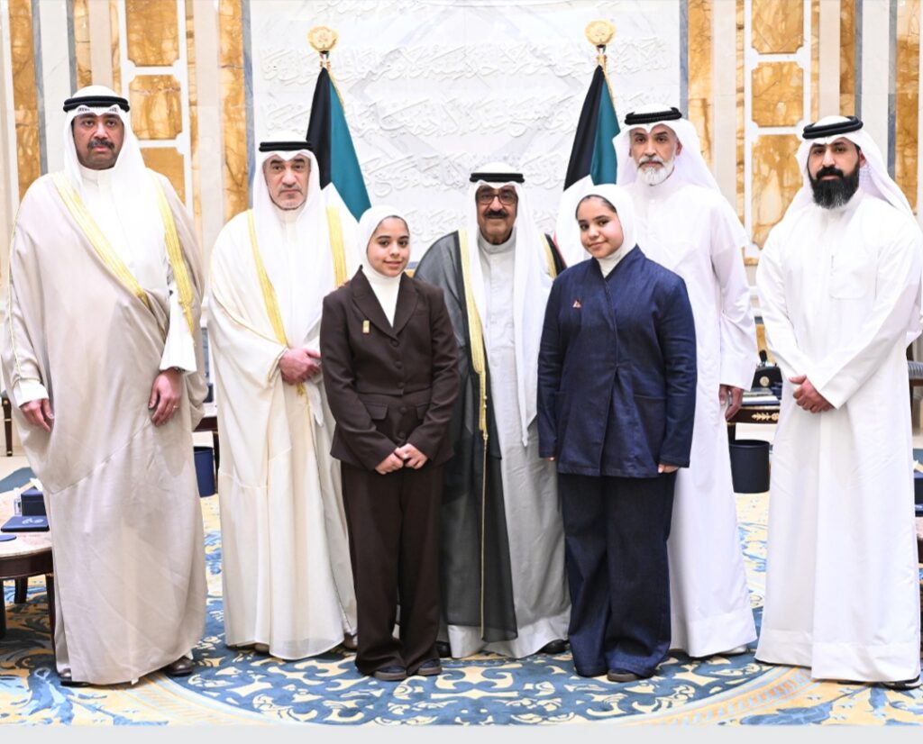 الكويت: سمو الأمير يستقبل أسر شهداء الواجب ويعزيهم