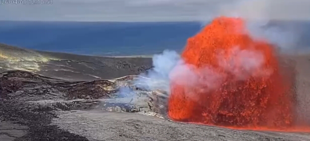 ثوران بركان كيلاويا في هاواي.. وقفزات حمم بارتفاع يصل إلى 500 متر