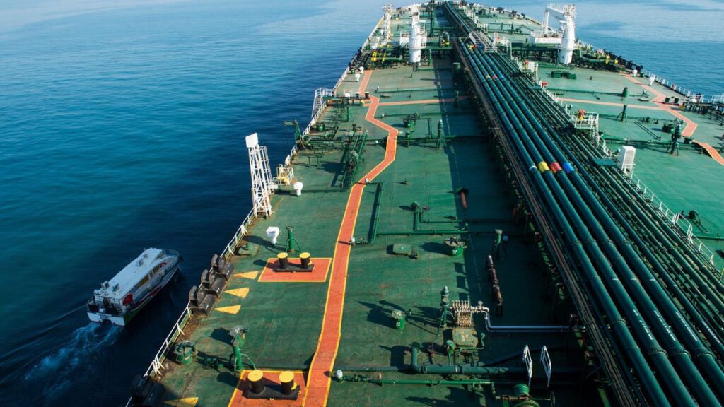 شركات آسيوية تسرّع حجز ناقلات النفط بعد وقف إطلاق النار