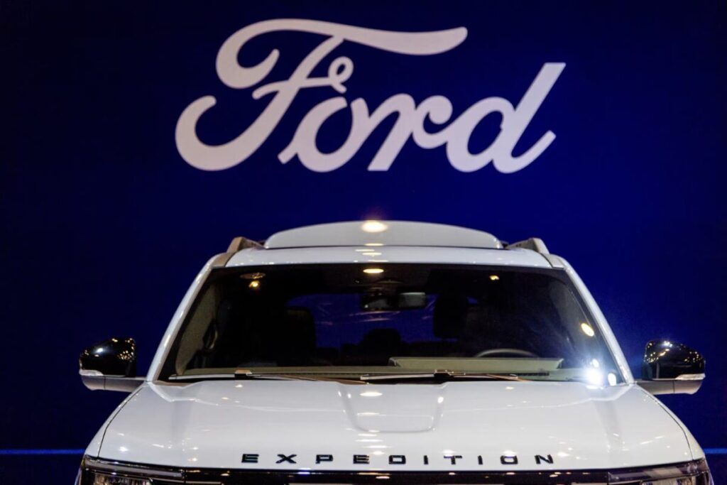 فورد تستدعي سياراتها: خلل في مساحات الزجاج