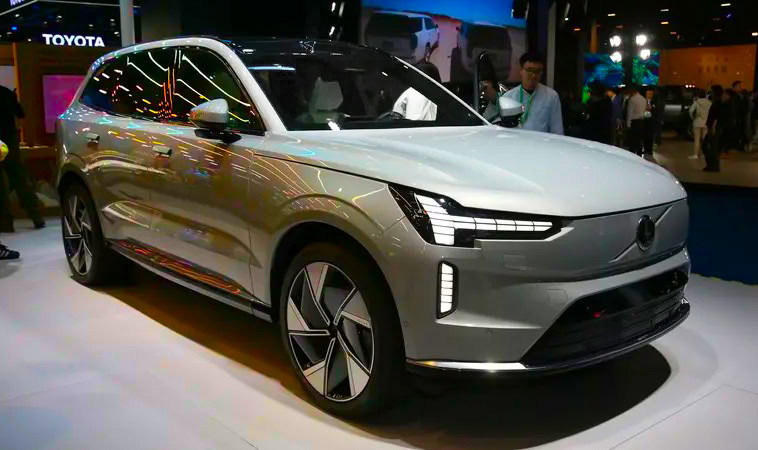 فولفو تكشف EX90 وES90 الكهربائيتين خلال أبريل