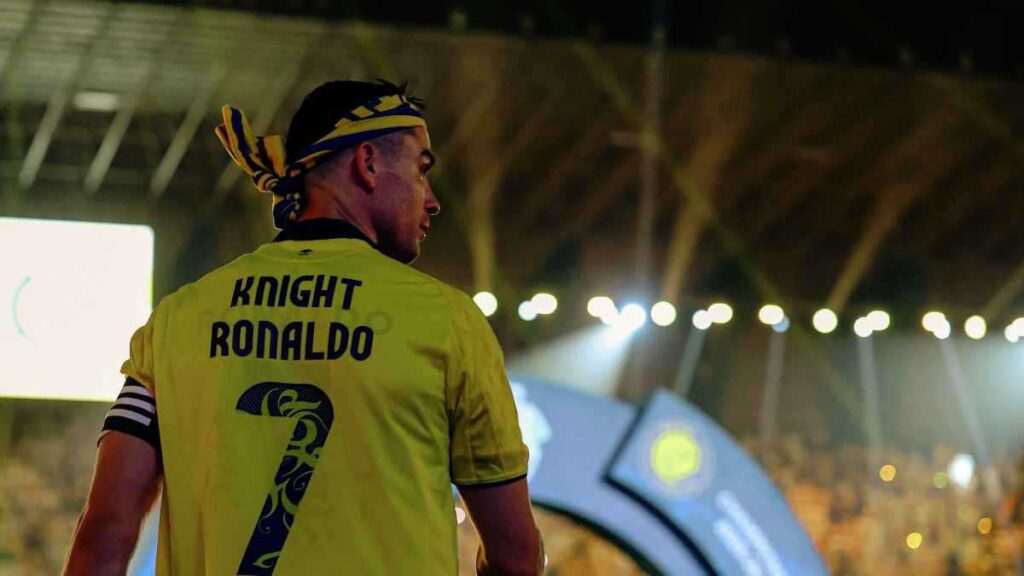 رونالدو يثير تفاعلاً واسعا بعد مشاركته لاعبي النصر الصلاة قبل مواجهة ضمك