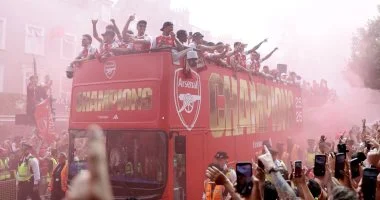 أرسنال يحتفل بلقب الدوري في شوارع لندن رغم خسارة نهائي دوري أبطال أوروبا أمام باريس سان جيرمان