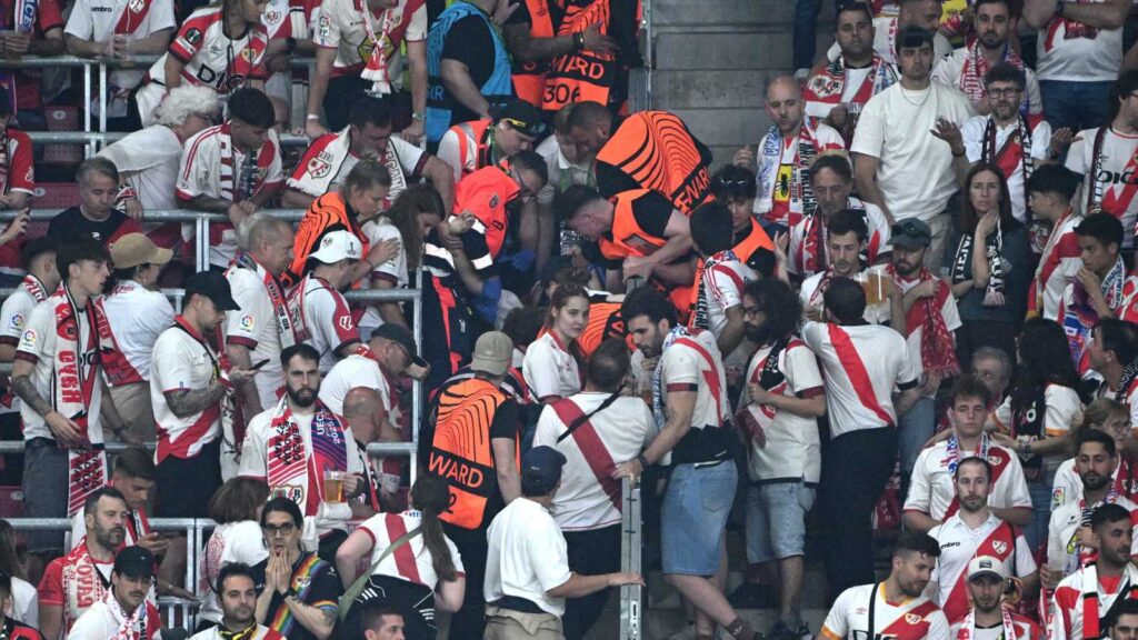 توقف نهائي دوري المؤتمر الأوروبي بسبب حالة طبية طارئة بين الجماهير