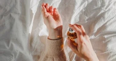 4 خطوات بسيطة للحفاظ على ثبات العطر خلال الصيف