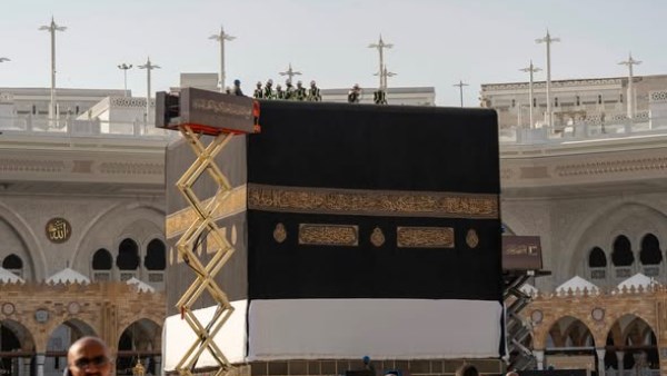 عاجل | بدء تغيير كسوة الكعبة المشرفة تزامنًا مع حلول العام الهجري الجديد 1448هـ