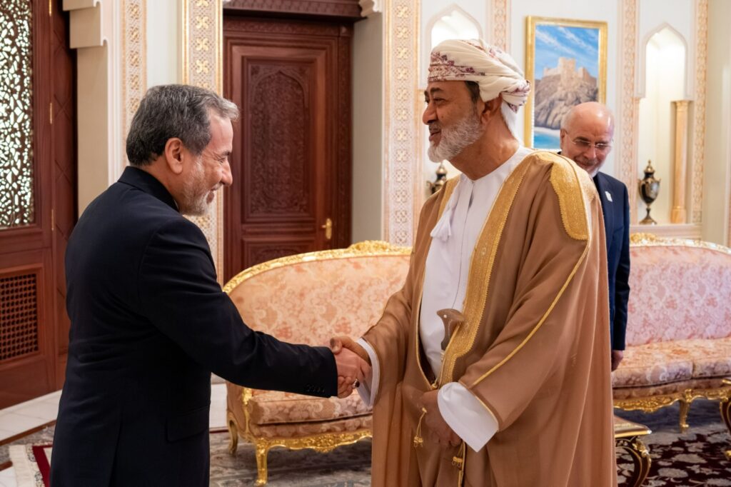 بيان مشترك .. سلطنة عُمان وإيران تؤكدان الالتزام بعبور مضيق هرمز الآمن ودعم مذكرة “إسلام آباد”