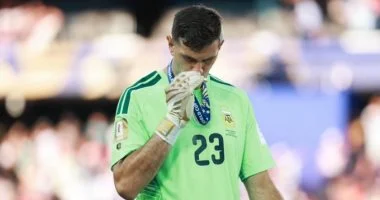 الحارس الأرجنتيني إيميليانو مارتينيز يلمح لاعتزال اللعب الدولي بعد خسارة نهائي كأس العالم 2026
