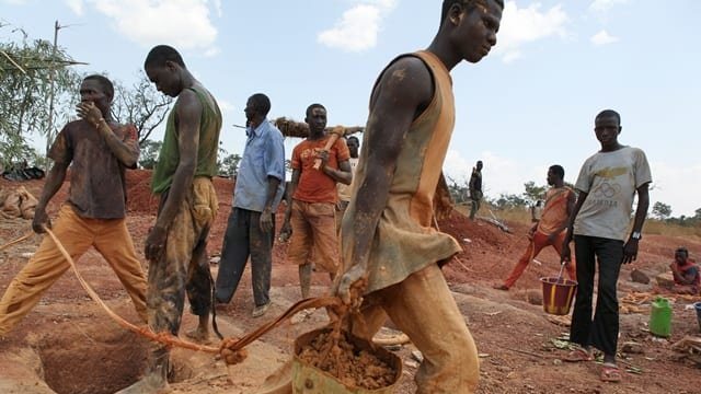 كارثة في السودان.. انهيار منجم ذهب يودي بحياة 15 شخصًا في وادي حلفا