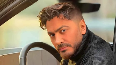 الفنان المصري عمرو مصطفى يفاجئ تامر حسني في كواليس ألبومه الجديد “مش هتكرر