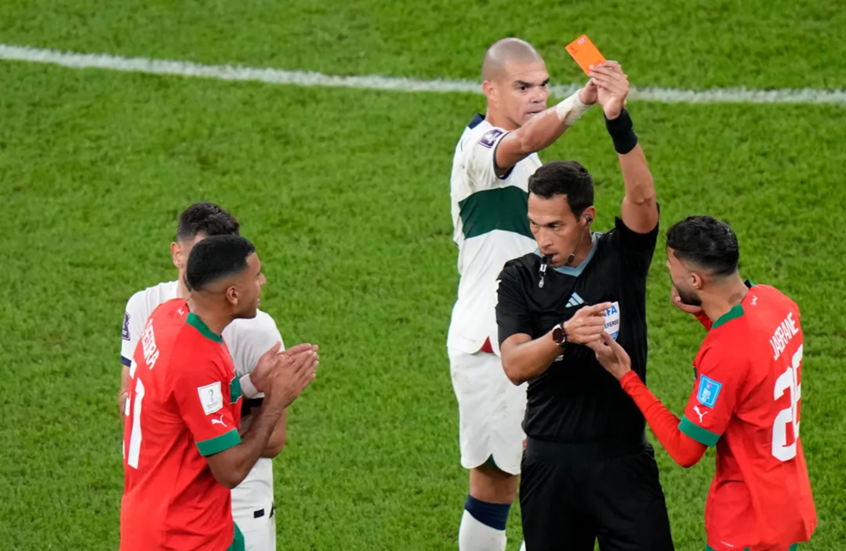 حكم مباراة المغرب وفرنسا.. أشهر صاحب 10 بطاقات حمراء في لقاء واحد