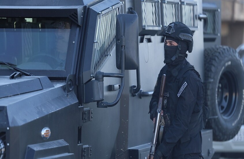مأساة في حمص: مقتل أم وطفليها بهجوم مسلح يثير مخاوف طائفية ويخلف يتيمتين
