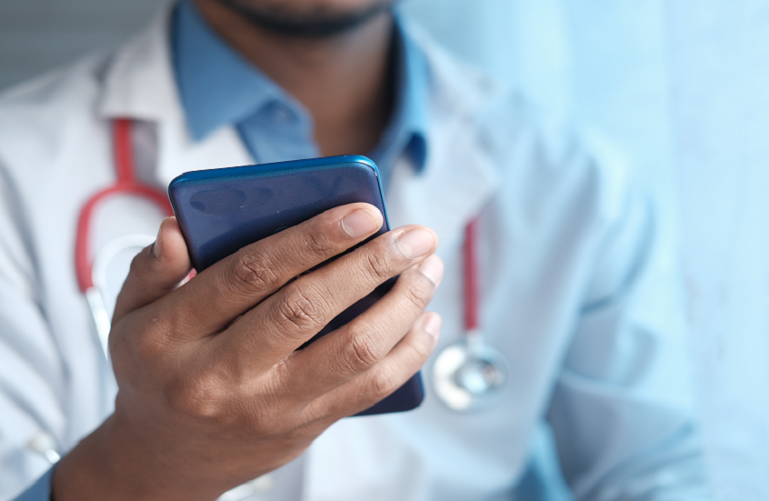 الهواتف المحمولة والسرطان: ماذا تكشف أحدث الأدلة العلمية؟