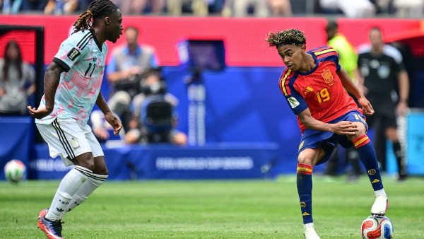 برشلونة يتعاقد مع الموهبة البلجيكية جيسي بيسيوو في صفقة للمستقبل