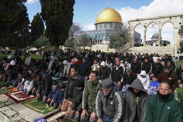مستشار الرئيس الفلسطيني يحذر: دعوات إغلاق المسجد الأقصى تهدد السلم والأمن العالمي