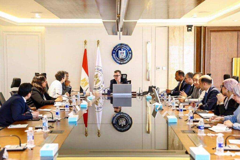 وزير التخطيط المصري : يتابع مع «البنك الدولي» آلية ضمان تمويل مشروعات البنية التحتية لتخفيف العبء عن الموازنة
