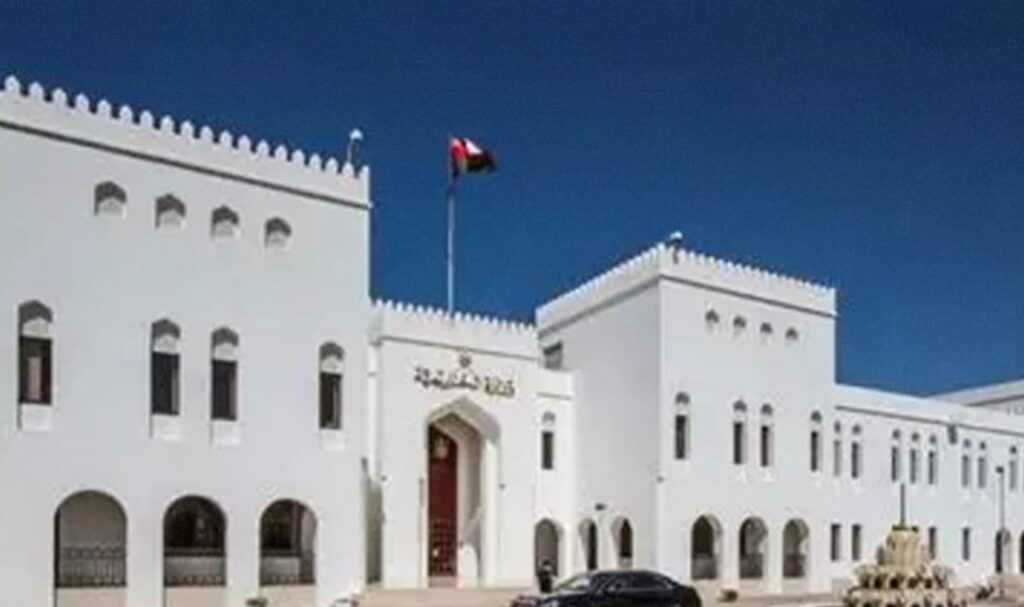 سلطنة عمان: تدين استهداف الكويت والبحرين وسفن تجارية في هرمز وتحذر من تهديد أمنها الملاحي